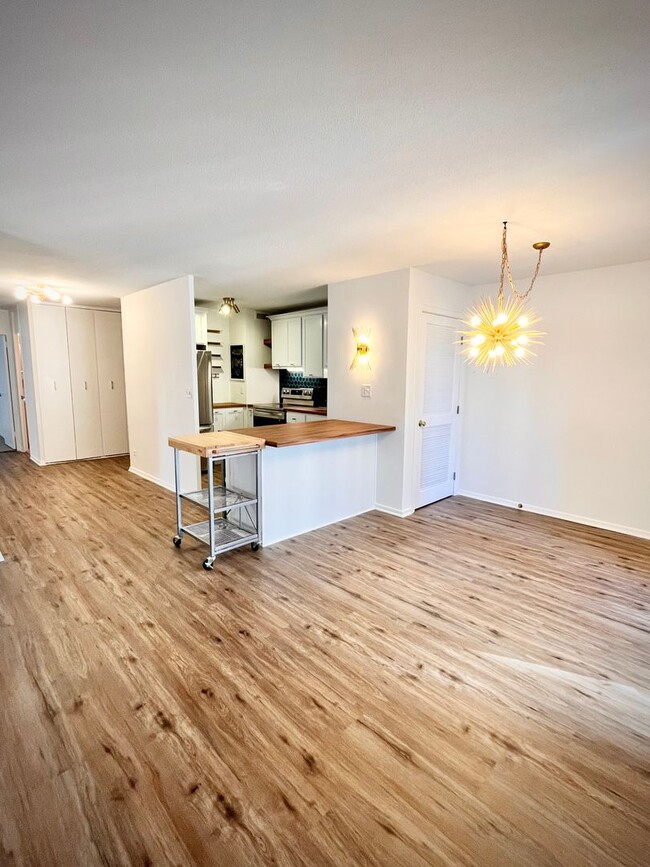 Building Photo - Newly Renovated 2bd/2ba Dwtn Condo!