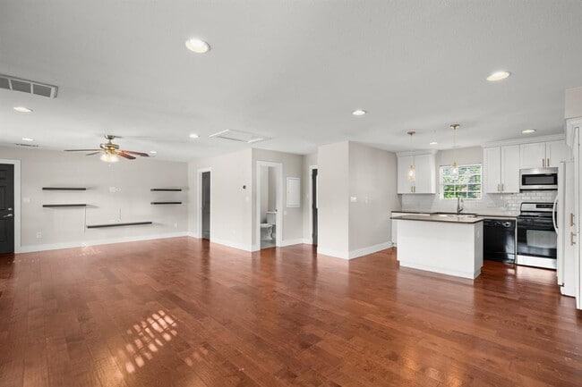 Building Photo - 3001 Maplelawn Cir