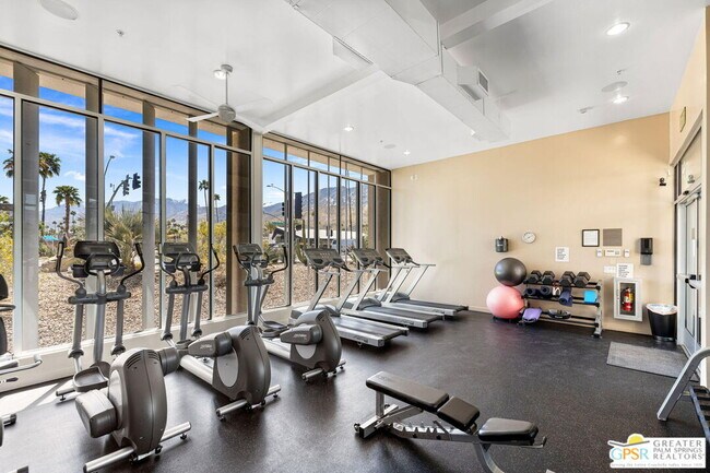 Building Photo - 930 E Palm Canyon Dr