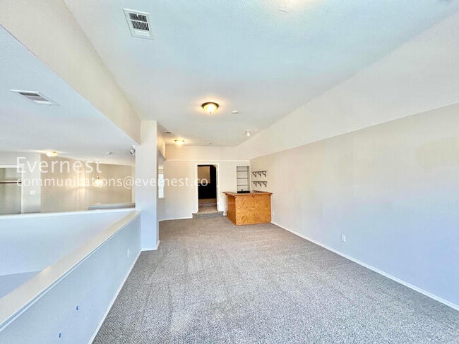 Building Photo - 5 Bed/3.5 Bath Home with Fenced Yard & Garage / Pet-Friendly / Vouchers Accepted