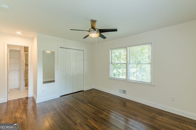 Building Photo - 427 Peyton Rd SW