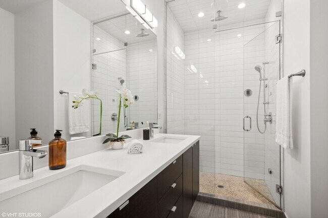 Building Photo - 1021 N Hermitage Ave