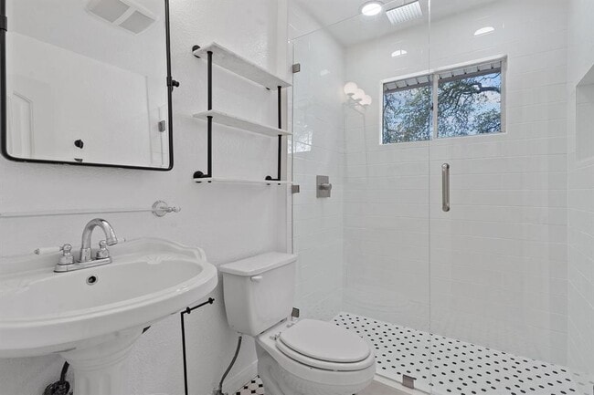 Building Photo - 2407 Southland Dr