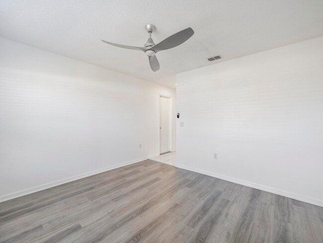 Building Photo - 981 SW McElroy Ave