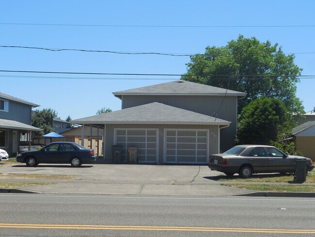Primary Photo - 2 Bedroom Duplex ~ Close to 9th Street ~ S...