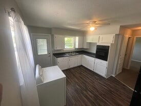 Building Photo - 3050 S Franklin Ave
