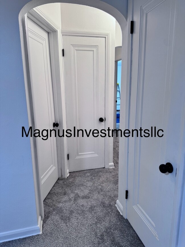 Building Photo - 1009 Broer Ave