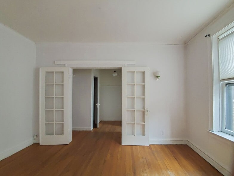 Building Photo - 435 W Surf St