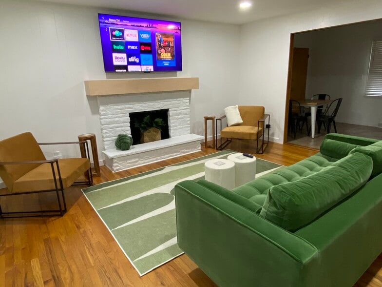 Living - 419 E Locust St