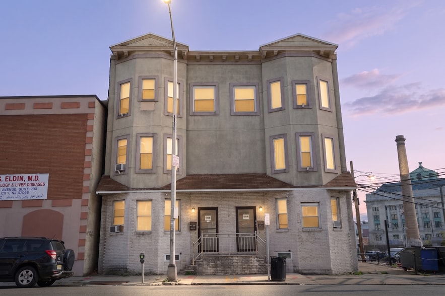 Building Photo - 546 Summit Ave