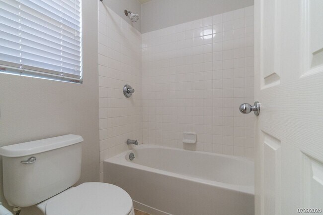 Building Photo - $3700 | 3br/2.5ba Townhome in Fairway's Edge