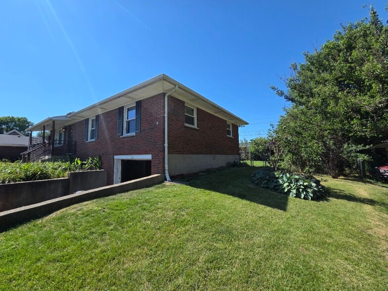 Building Photo - 521 Stonehaven Dr