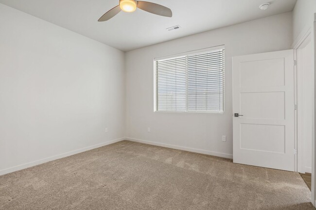 Building Photo - CDA Place Neighborhood- upgraded 3 bed 2 b...