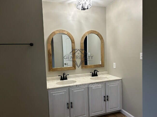 Building Photo - 100 Kendallwood Dr