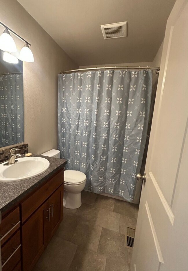 Building Photo - Three Bedroom Home (NE Salem)- W/D Hookup & Fenced Backyard
