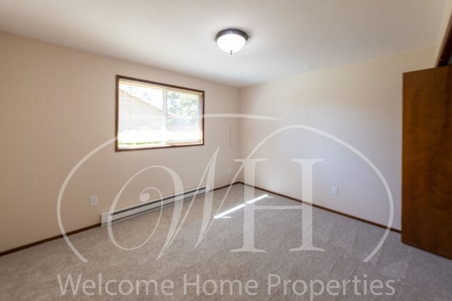 Building Photo - Updated 2 Bedroom Home in Quiet Neighborhood