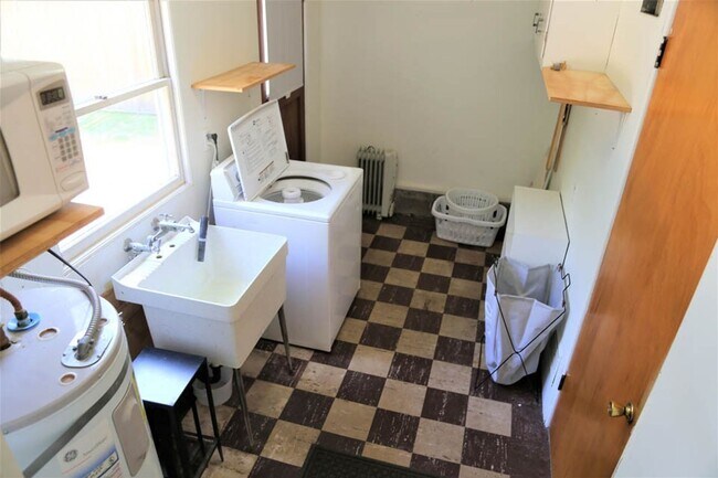 Building Photo - Charming 2 bed 1 bath Furnished, Utilities Included