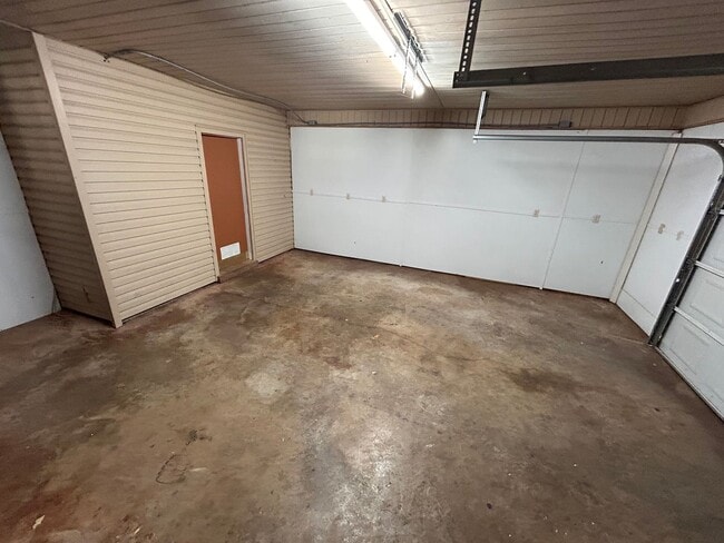 Building Photo - 3214 Lewisburg Dr NW