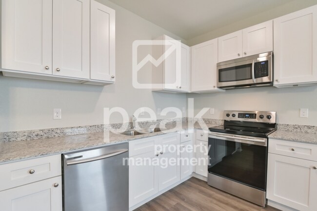 Building Photo - $1375! 2Bed/1.5bath Duplex Available for Rent! Apply today and save $150!