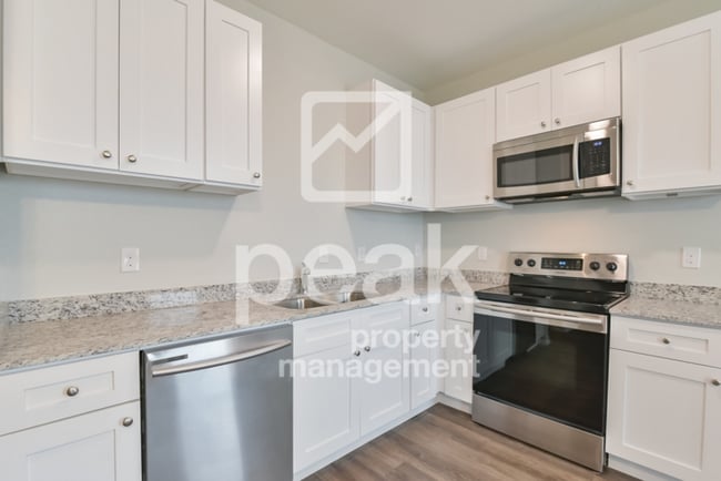 Building Photo - $1375! 2Bed/1.5bath Duplex Available for Rent! Free Application BLACK FRIDAY DEAL Ends 11/29!