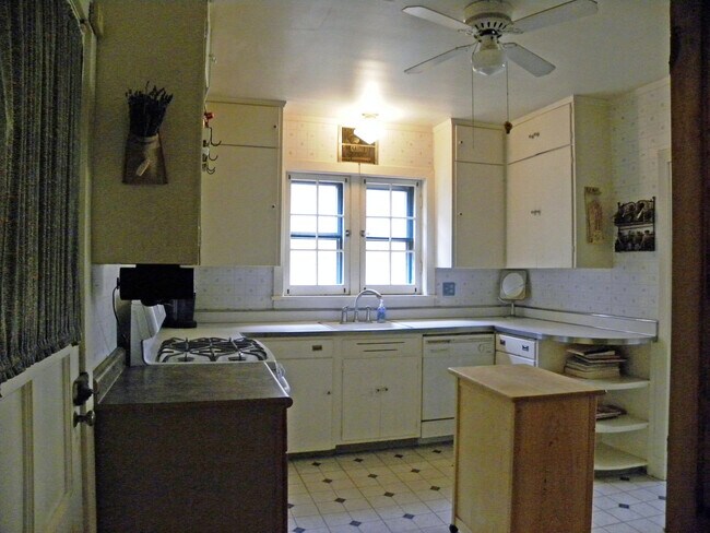 Building Photo - 1104 Hull Terrace