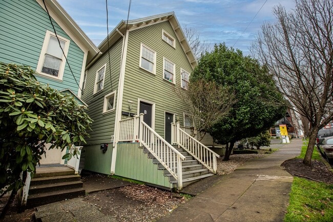 Building Photo - Beautiful 3 Bedroom Duplex Located in Goose Hollow!