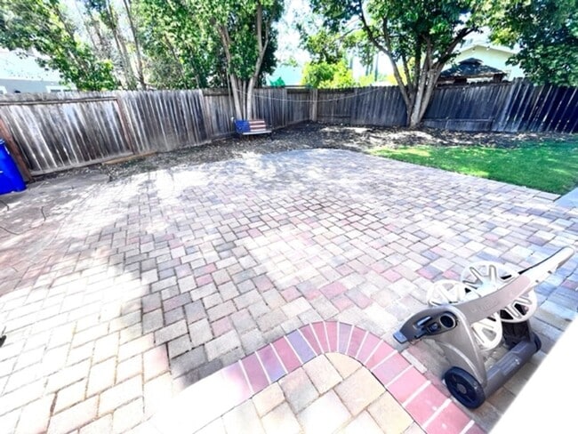 Building Photo - Updated and Move-In Ready 3BD/2BA, Single-...