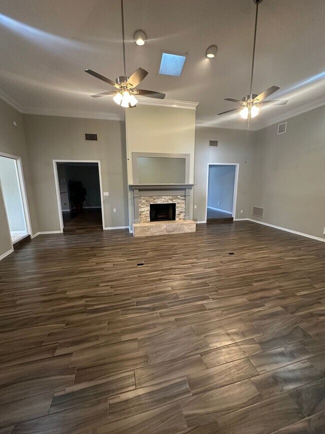 Building Photo - Popular Cathedral Oaks, Elegant Home