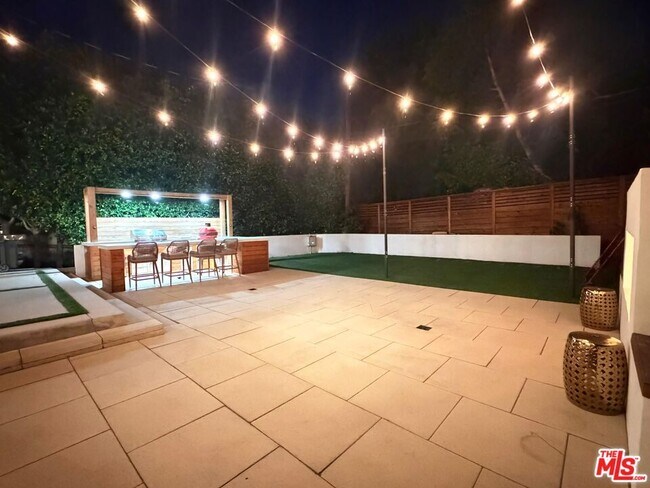 Building Photo - 10593 Kinnard Ave