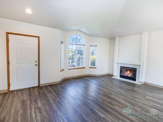 Building Photo - Stunning 3 bedroom 2.5 bathroom Home