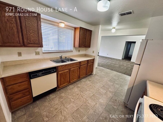 Building Photo - 971 Round House Ln