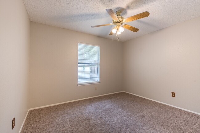 Building Photo - Charming 2-Bedroom, 2-Bath Townhouse in Pflugerville!