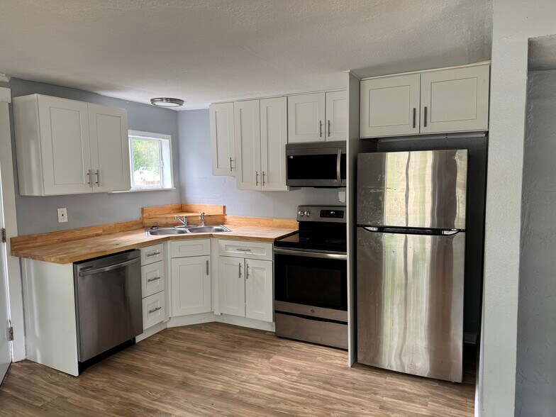 Building Photo - 605 Center Ave