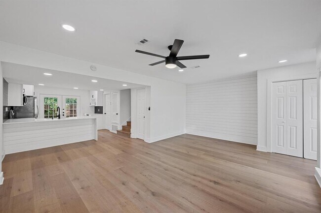 Building Photo - 6411 Chimney Creek Cir