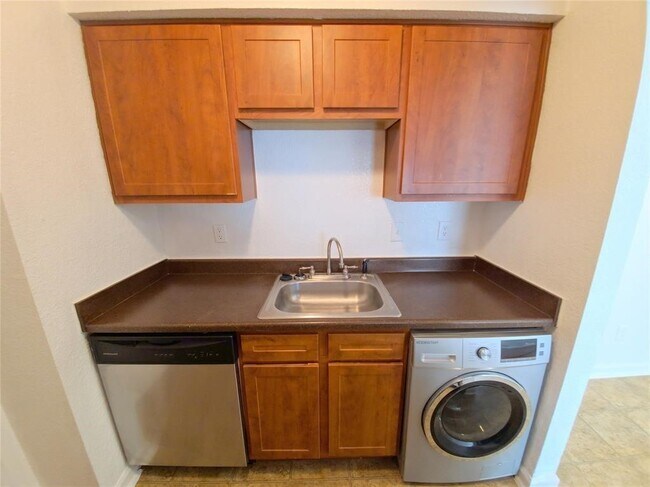 Building Photo - 8100 Creekbend Dr