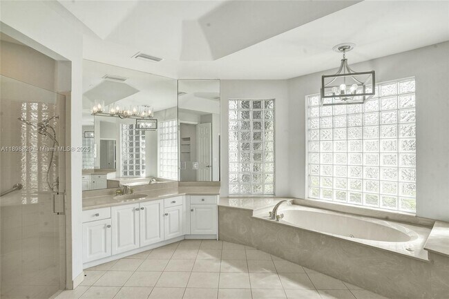 Building Photo - 2553 Jardin Manor