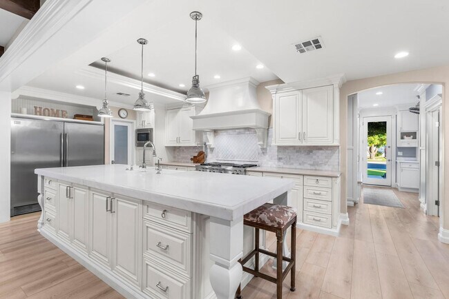 Building Photo - 1832 E Menlo St