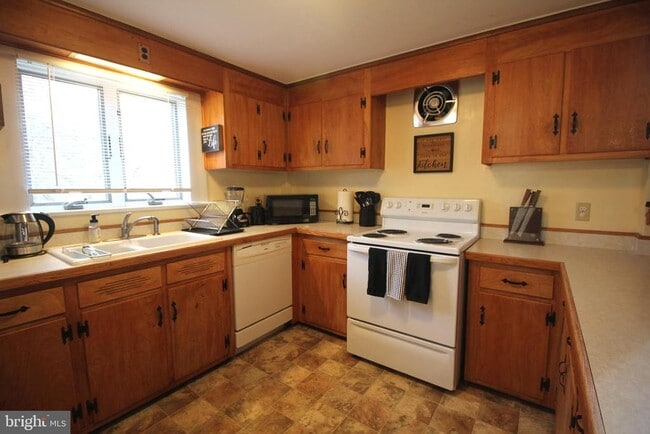 Building Photo - 48 Poor Farm Rd