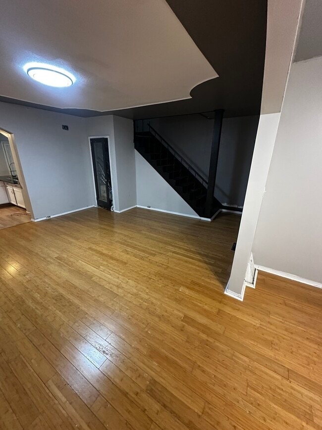 Building Photo - 435 S Poplar Ave