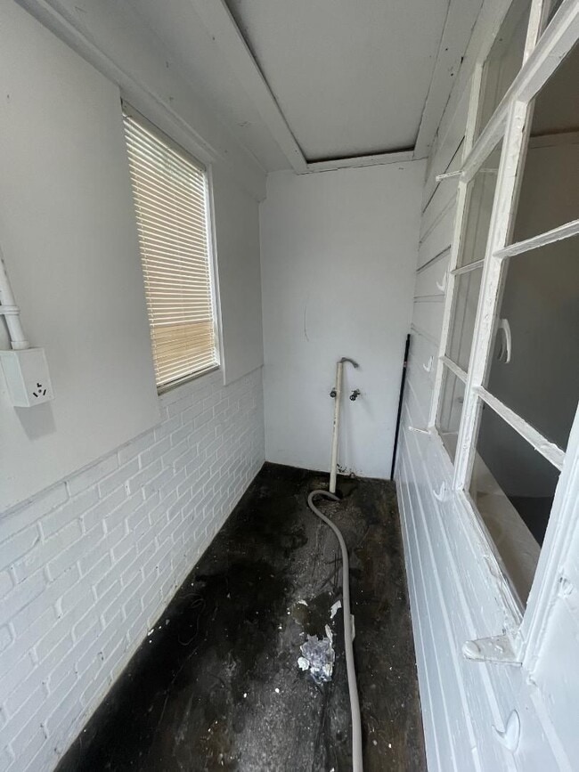 Building Photo - 1 Bed 1 Bath Duplex For Lease