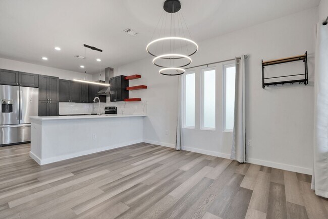 Building Photo - Modern Comfort Minutes from Downtown