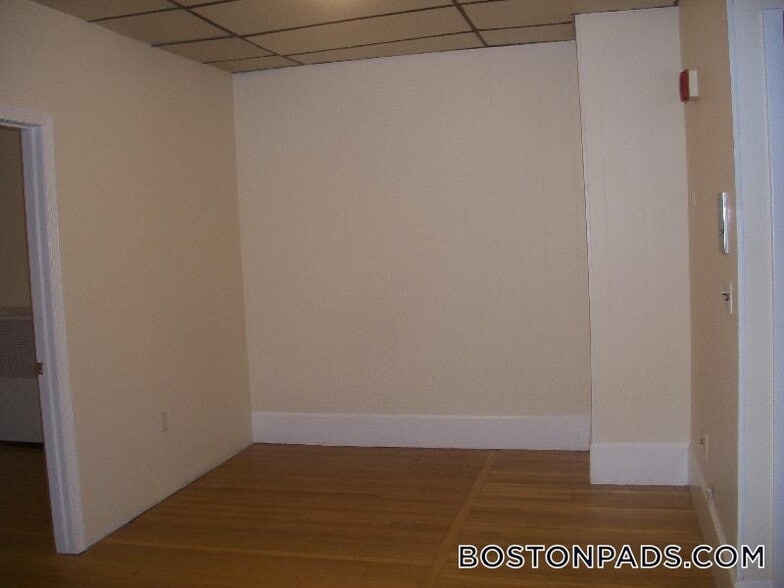 Building Photo - 879 Beacon St