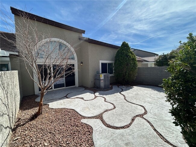 Building Photo - 907 Majestic Oak St