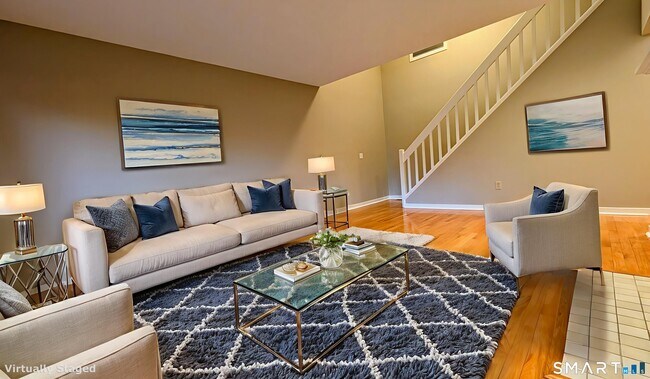 Building Photo - 10 Ledgewood Dr