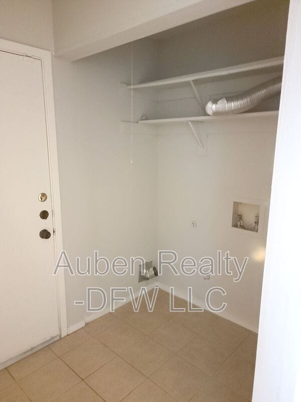 Building Photo - 1106 Suburban Dr