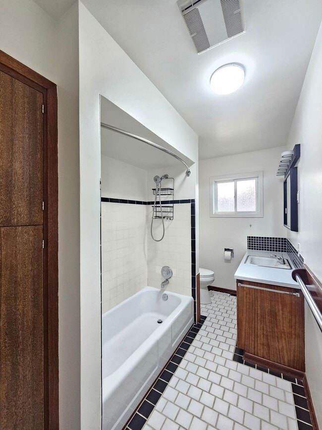 Building Photo - $2,150 - 3 Bed / 2 Bath Rancher Home in Perry District