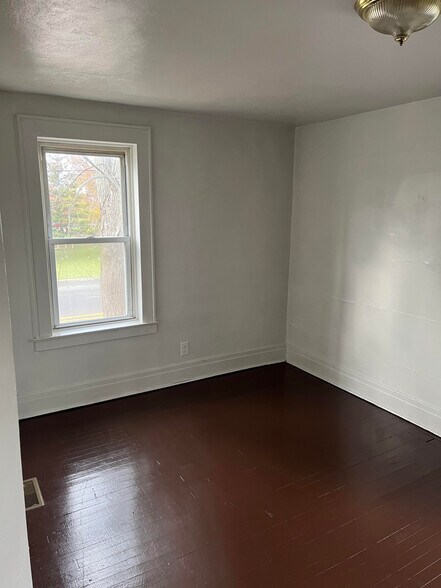 Building Photo - 711 S Bay Rd