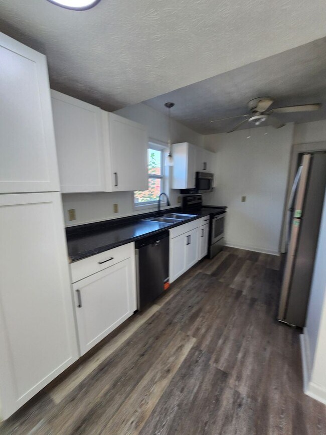 Building Photo - Beautifully Update 4 Bedroom House For Rent in Firestone Park