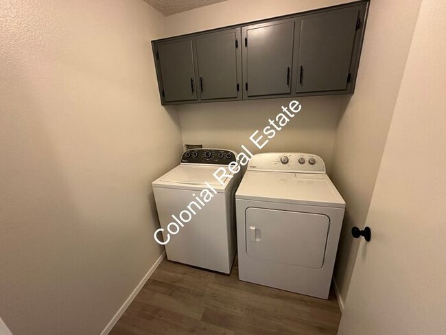 Building Photo - Spacious and updated 2 bedroom 1 & 1/2 bat...