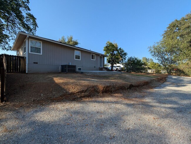 Building Photo - 3 Bedroom House in Shasta Lake, Fridge, Wa...